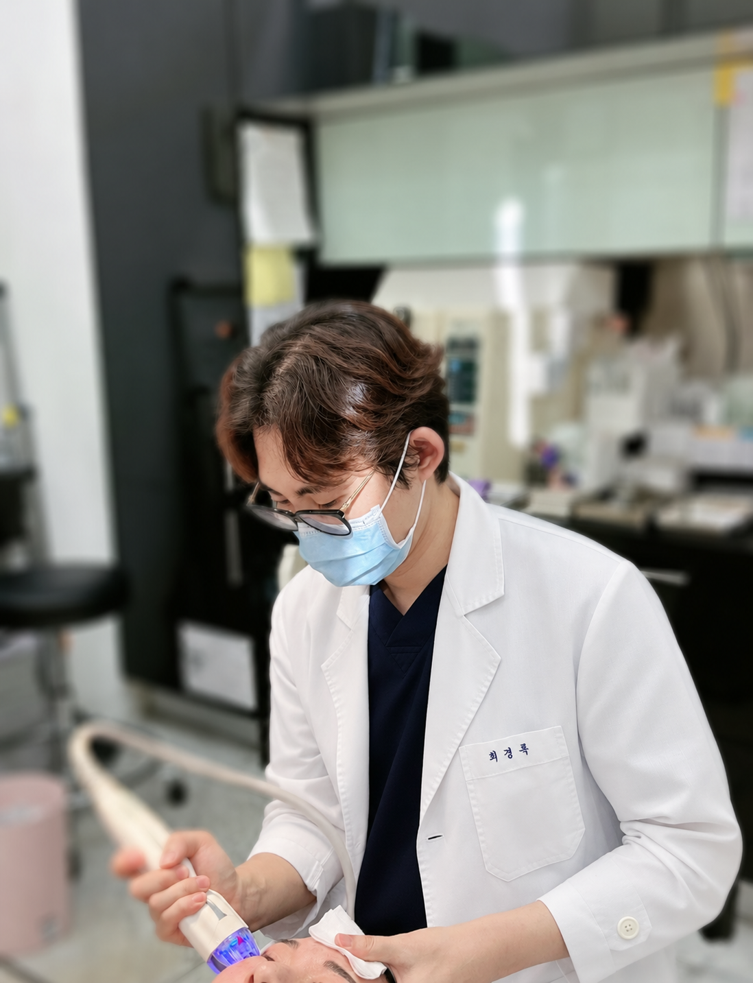 시술에 집중하는 최경록 원장의 흑백 사진